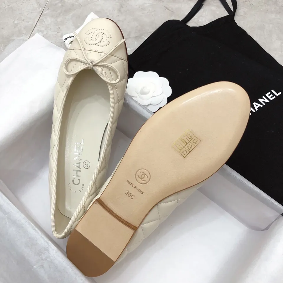 👟👟Ex-factory price 440👟👟 Chanel has been upgrading Chanel shoes ~ 2021ss top version HK overseas purchasing original cut at 1:1 Chanel Chanel Eternal Classic Bow Round Toe Ballet Shoes There are not many good quality, truly no pressure to enter and exit the counter. Regardless of the last type, leather material selection, and manufacturing process, they are all genuine craftsmanship and very sophisticated. ◾️Fabric: Mixed sheepskin imported from Italy ◾️Lining: Imported sheepskin (sweat-absorbent and soft) ◾️Sole: Italian special A-grade genuine leather sole (not ordinary thin sole in the market) ◾️Size: 35-39 [34 40 41 42 43 customization is not returnable]
